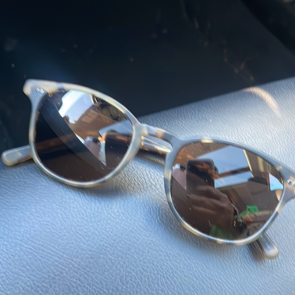 Subglasses - Picture 2 of 3